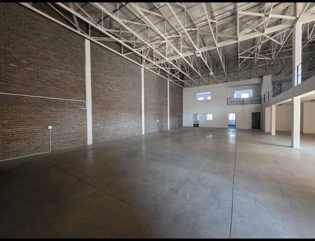 1,100M² WAREHOUSE TO LET IN STORMILL